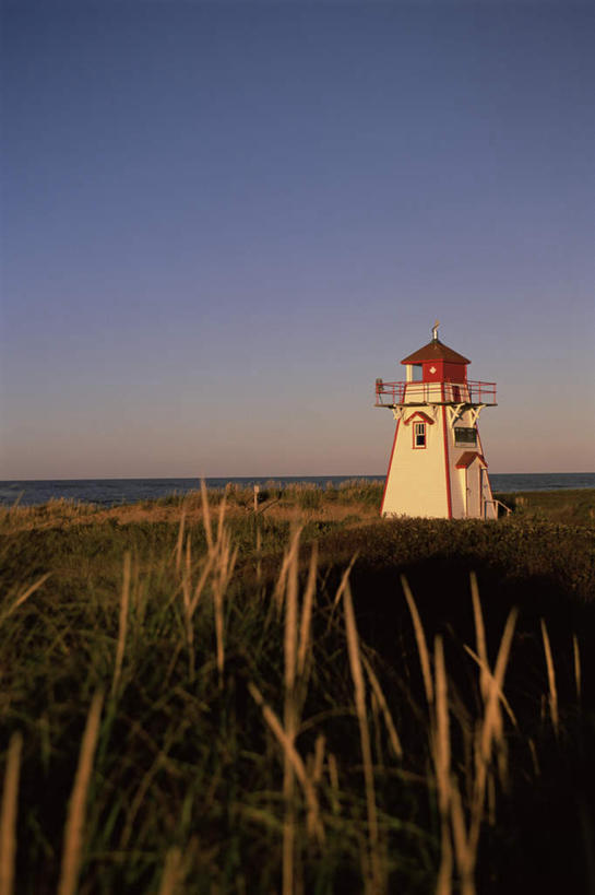 无人,竖图,室外,白天,正面,草地,草坪,海浪,海洋,美景,日落,植物,道路,船,加拿大,信息,景观,浪花,晚霞,霞光,落日,木船,灯塔,交通,方向,草,绿色,自然,海水,黄昏,交通工具,景色,彩霞,引导,指引,北美,舟,北美洲,自然风光,载具,美洲,海景,北亚美利加洲,亚美利加洲,航标,爱德华王子岛,夕照,大海,风浪,海,海水的波动,近岸浪,涌浪,夕阳,彩图,导航,斜阳