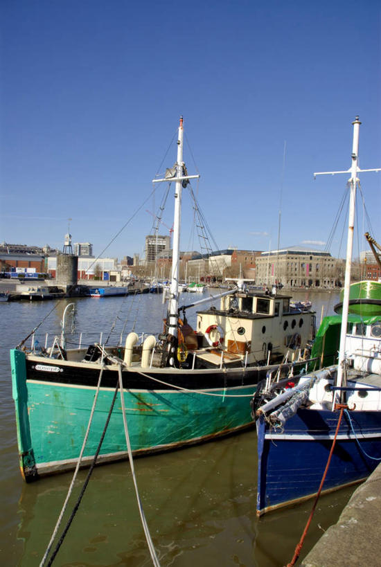 无人,码头,竖图,室外,白天,正面,度假,海浪,海洋,美景,城市风光,城市,港口,船,英国,欧洲,停靠,阴影,光线,影子,景观,浪花,游艇,娱乐,英格兰,蓝色,蓝天,天空,阳光,海水,交通工具,天,享受,休闲,景色,放松,晴朗,西欧,停泊,载具,大不列颠,海景,大不列颠及北爱尔兰联合王国,万里无云,大不列颠联合王国,日不落英帝国,布里斯托尔,布里斯托,大海,风浪,海,海水的波动,近岸浪,涌浪,晴空,晴空万里,彩图,摆渡口,埠头,渡口,渡头,港湾,海港,货运码头,口岸,商港