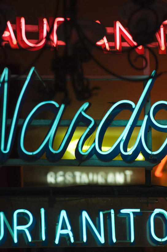 无人,竖图,彩色,室外,白天,正面,霓虹灯,一排,许多,阴影,整齐,装饰,光线,英文,标志,文字,影子,字符,字母,灯光,七彩,很多,光源,标识,霓虹,灯,排列,阳光,英文字母,华丽,修饰,点缀,照明设备,队列,美洲,氖灯,亚美利加洲,衬托,美观,雅致,雅观,加勒比,加勒比国家联盟,彩图