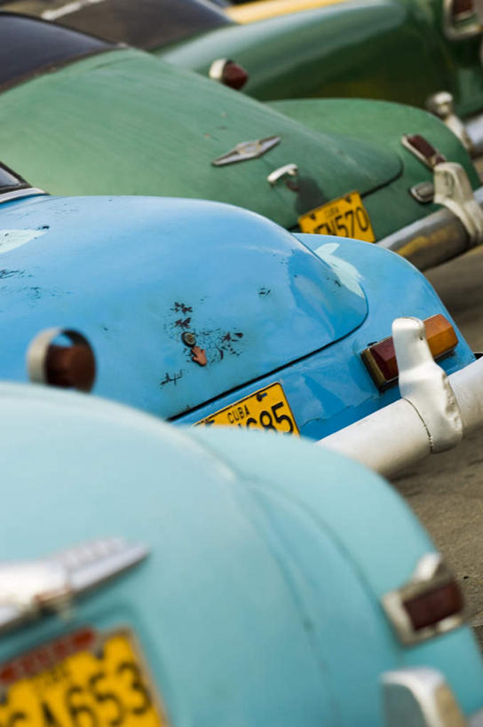 无人,停车场,竖图,室外,白天,正面,旅游,度假,美景,汽车,一排,许多,阴影,整齐,光线,标志,文字,影子,字符,字母,景观,很多,娱乐,标识,车,排列,阳光,自然,交通工具,轿车,享受,休闲,景色,放松,队列,自然风光,载具,美洲,阿拉伯文,四辆,亚美利加洲,加勒比,加勒比国家联盟,阿拉伯语,阿拉伯字母,彩图,泊车场