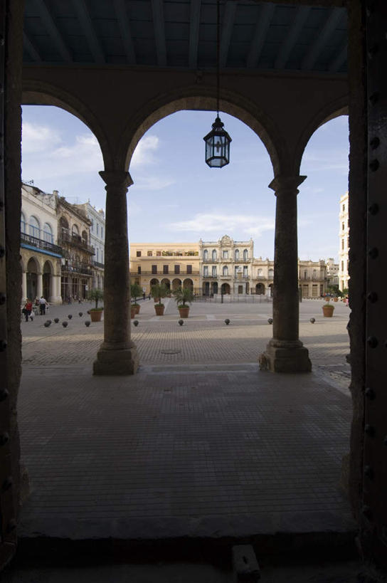 无人,家,竖图,室外,白天,正面,度假,美景,城市风光,城市,照明,古巴,阴影,光线,影子,柱子,房屋,屋子,景观,云,云朵,灯光,四根,云彩,娱乐,楼房,吊灯,住宅,灯,一个,蓝色,白云,蓝天,天空,阳光,灯具,天,享受,休闲,景色,放松,晴朗,单个,照亮,北美,北美洲,照明设备,美洲,北亚美利加洲,亚美利加洲,古巴共和国,晴空,彩图,房子