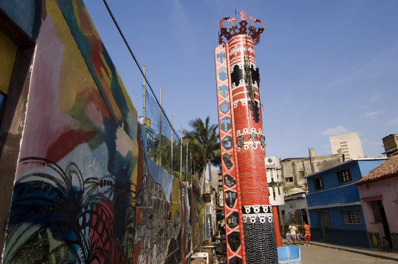 无人,家,栏杆,横图,室外,白天,正面,度假,美景,植物,城市风光,城市,道路,路,公路,古巴,一棵,阴影,花纹,光线,图案,影子,房屋,屋子,景观,云,云朵,围栏,交通,云彩,娱乐,护栏,楼房,住宅,树,树木,蓝色,绿色,白云,蓝天,天空,阳光,自然,天,享受,休闲,景色,放松,生长,晴朗,成长,北美,北美洲,美洲,北亚美利加洲,亚美利加洲,古巴共和国,晴空,马路,彩图,房子