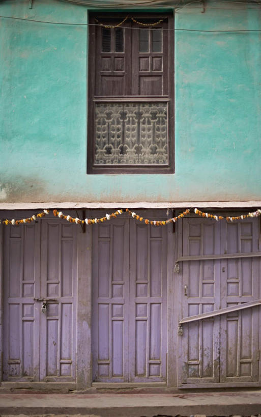 无人,竖图,室外,白天,正面,度假,美景,窗户,落地窗,城市风光,城市,尼泊尔,亚洲,阴影,光线,影子,墙,景观,娱乐,玻璃窗,墙壁,墙面,阳光,享受,休闲,景色,放松,南亚,尼泊尔王国,彩图