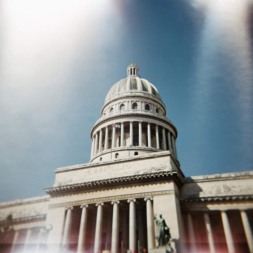 无人,宫殿,方图,室外,白天,仰视,旅游,度假,标志建筑,地标,建筑,旗帜,雕塑,古巴,阴影,艺术,装饰,光线,雕刻,雕像,影子,云,云朵,首都,云彩,娱乐,旗子,建设,蓝色,白云,蓝天,天空,阳光,工艺品,天,享受,休闲,旅游胜地,放松,晴朗,纪念,美术,北美,北美洲,主题,美洲,陈列,哈瓦那,功能,美学,北亚美利加洲,亚美利加洲,旌旗,旗号,古巴共和国,晴空,彩图,低角度拍摄