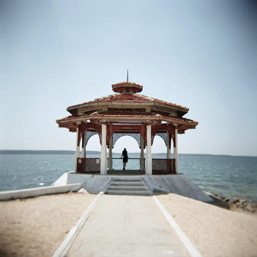 西方人,一个人,码头,站,方图,室外,白天,正面,度假,海浪,海洋,美景,楼梯,城市风光,城市,道路,港口,建筑,路,古巴,欧洲,非洲,黑人,欧洲人,仅一个年轻女性,仅一个女性,仅一个人,阴影,服装,光线,瓦片,影子,阶梯,亭子,屋顶,景观,浪花,小路,交通,首都,顶棚,瓦,注视,休闲装,娱乐,台阶,衣服,蓝色,蓝天,天空,阳光,海水,天,观察,看,站着,享受,休闲,休闲服,景色,放松,建造,服饰,晴朗,观看,察看,北美,北美洲,西印度群岛,关注,美洲,海景,哈瓦那,屋瓦,万里无云,北亚美利加洲,亚美利加洲,古巴共和国,年轻女性,女人,女性,非洲人,大海,风浪,海,海水的波动,近岸浪,涌浪,晴空,晴空万里,站立,彩图,全身,摆渡口,埠头,渡口,渡头,港湾,海港,货运码头,口岸,商港