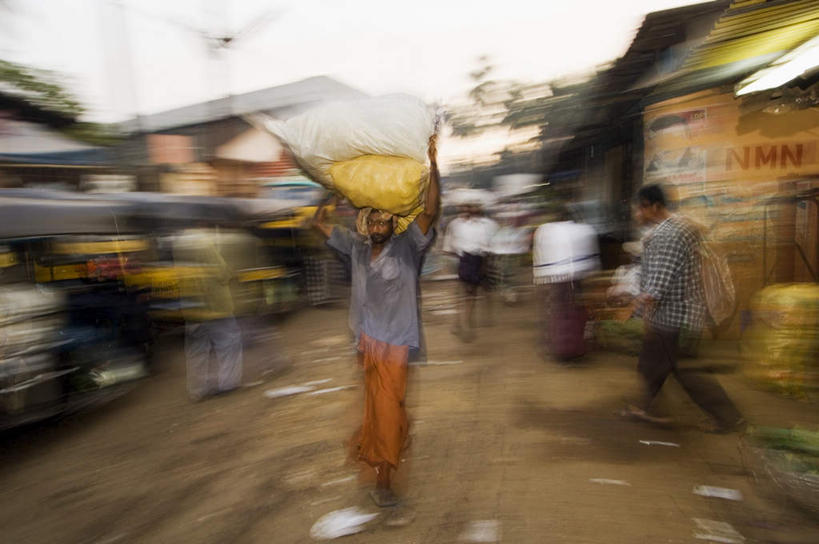 手,坐,走,举,说,横图,室外,白天,正面,度假,讨论,美景,植物,城市风光,城市,卡车,汽车,蔬菜,袋子,印度,亚洲,行人,游客,游人,阴影,服装,丰富,丰收,朦胧,模糊,新鲜,光线,影子,景观,食品,市场,许多人,丰盛,麻袋,注视,休闲装,娱乐,路人,旅客,车,树,树木,食物,衣服,蓝色,绿色,蓝天,天空,阳光,自然,容器,交通工具,天,扶,观察,看,托,一群人,享受,休闲,手部,休闲服,景色,放松,服饰,有机食品,绿色食品,生长,晴朗,成长,观看,青春,储藏,察看,扶着,买,生命,储存,关注,载具,南亚,和平,安详,万里无云,喀拉拉邦,印度共和国,冷色,丰登,丰硕,过客,交流,卖,男人,男性,年轻男性,年轻女性,女人,女性,亚洲人,印度人,晴空,晴空万里,售,步行,沟通,讲话,交谈,举起,举手,举着,散步,商讨,说话,谈话,向上举,向上伸,向上托,走路,坐着,彩图,全身,贮存