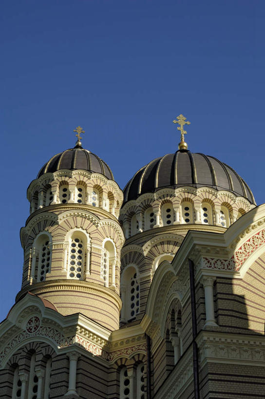 无人,教堂,竖图,室外,白天,仰视,旅游,度假,标志建筑,地标,建筑,雕塑,欧洲,拉脱维亚,阴影,节日,艺术,装饰,光线,雕刻,雕像,十字架,影子,首都,文化,娱乐,建设,蓝色,蓝天,天空,阳光,工艺品,天,祈祷,享受,休闲,健康,旅游胜地,放松,许愿,宗教,信仰,晴朗,纪念,祈求,美术,主题,陈列,信念,万里无云,功能,美学,拉脱维亚共和国,里加,平安,晴空,晴空万里,彩图,低角度拍摄,大教堂,礼拜堂