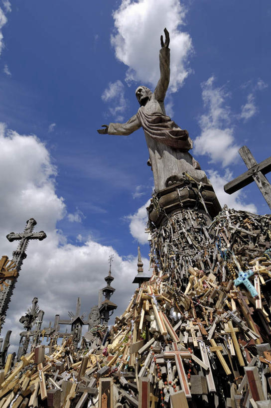 无人,伸展双臂,竖图,室外,白天,仰视,旅游,度假,草地,草坪,名胜古迹,植物,标志建筑,地标,建筑,雕塑,欧洲,立陶宛,阴影,节日,遗迹,艺术,装饰,光线,雕刻,雕像,十字架,影子,云,云朵,云彩,古迹,文化,文物,娱乐,建设,古建筑,草,蓝色,绿色,白云,蓝天,天空,阳光,工艺品,天,祈祷,享受,休闲,墓地,健康,旅游胜地,放松,许愿,宗教,信仰,晴朗,纪念,祈求,美术,坟墓,陵墓,基督,基督教,天主教,主题,耶稣,陈列,坟场,古文明,救世主,功能,美学,基利斯督,弥赛亚,默西亚,立陶宛共和国,希奥利艾,平安,晴空,敞开双臂,伸开双臂,展开双肩,张开手臂,张开双臂,彩图,低角度拍摄