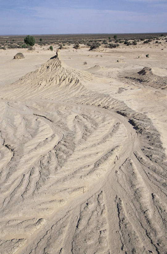 无人,竖图,俯视,室外,白天,旅游,度假,石头,美景,沙漠,植物,澳大利亚,阴影,光线,石子,影子,景观,云,云朵,云彩,娱乐,树,树木,蓝色,绿色,白云,蓝天,天空,阳光,自然,天,享受,休闲,景色,放松,生长,晴朗,成长,贫瘠,自然风光,大洋洲,澳洲,南方大陆,澳大利亚联邦,新州,新南威尔士,新南威尔士州,瘠薄,大漠,砂漠,石块,岩石,晴空,彩图,高角度拍摄