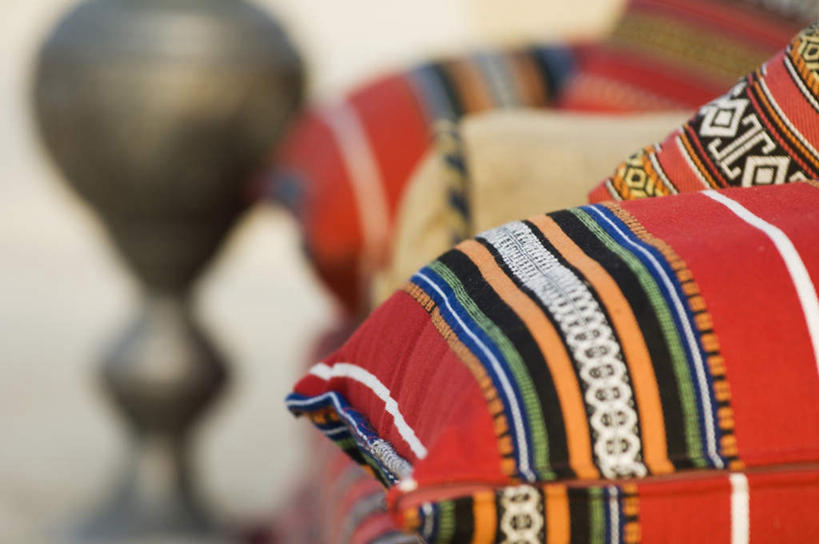 无人,横图,室外,特写,白天,正面,满意,兴奋,热情,靠垫,沙发,金属制品,阴影,朦胧,模糊,柔软,艺术,装饰,光线,金属,罐子,影子,靠枕,艺术品,开放,红色,阳光,瓶子,工艺品,垫子,枕头,健康,舒服,温暖,温馨,奔放,活力,积极,激情,朝气,工艺,华丽,柔滑,修饰,暖色,美术,吉祥,点缀,舒适,生命,惬意,饱满,布艺沙发,衬托,美观,雅致,雅观,革命,热烈,赤色,充实,斗志,喜气,主动,娇嫩,柔嫩,优柔,惬心,舒畅,恬逸,彩图,欢乐