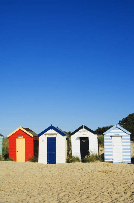 无人,家,竖图,室外,白天,正面,度假,兴奋,热情,草地,草坪,美景,沙滩,植物,城市风光,英国,欧洲,一排,阴影,整齐,光线,沙子,影子,房屋,屋子,海岸,景观,沙地,开放,娱乐,楼房,英格兰,住宅,草,树,树木,排列,红色,蓝色,绿色,白色,蓝天,天空,阳光,自然,天,享受,休闲,健康,温暖,景色,奔放,放松,活力,积极,激情,朝气,生长,晴朗,成长,暖色,吉祥,卫生,生命,西欧,队列,大不列颠,饱满,纯真,大不列颠及北爱尔兰联合王国,万里无云,洁净,革命,光明,大不列颠联合王国,日不落英帝国,热烈,赤色,恬静,中间色,充实,斗志,朴素,清白,喜气,主动,四座,英吉利,萨福克,海滩,晴空,晴空万里,彩图,欢乐,房子