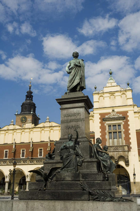 手,无人,家,站,举,竖图,室外,白天,仰视,旅游,度假,植物,窗户,标志建筑,地标,建筑,苍鹰,鸟,野生动物,鹰,旗帜,羽毛,雕塑,欧洲,波兰,阴影,轻盈,柔软,艺术,装饰,时间,光线,鸟类,雕刻,雕像,时钟,影子,房屋,屋子,云,云朵,计时,云彩,注视,娱乐,旗子,建设,楼房,玻璃窗,住宅,树,树木,蓝色,绿色,白云,蓝天,天空,阳光,自然,动物,工艺品,钟表,天,观察,看,托,站着,享受,休闲,手部,表,旅游胜地,放松,生长,晴朗,成长,观看,纪念,美术,察看,关注,主题,凶猛,陈列,中欧,功能,美学,轻柔,塔钟,旌旗,旗号,黄鹰,波兰共和国,克拉科夫,克拉科夫省,残暴,凶残,钟,晴空,举起,举手,举着,向上举,向上伸,向上托,站立,彩图,低角度拍摄,房子