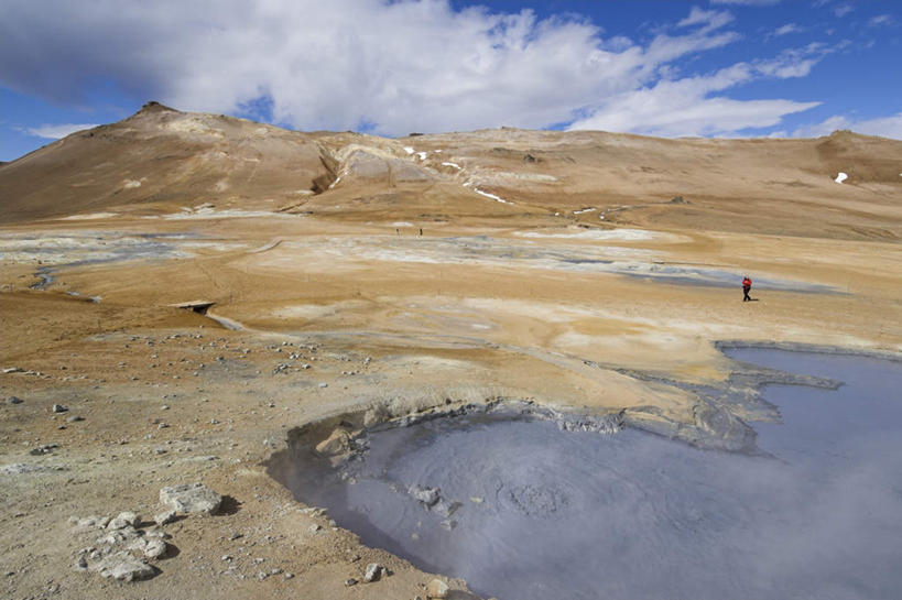 西方人,一个人,站,横图,俯视,室外,白天,火山,石头,美景,温泉,雾,欧洲,冰岛,欧洲人,仅一个男性,仅一个人,阴影,沸腾,服装,光线,化学,蒸汽,矿石,石子,影子,景观,泥土,土壤,云,云朵,水蒸气,雾气,云彩,注视,休闲装,仅一个年轻男性,衣服,蓝色,白云,蓝天,天空,阳光,自然,晶体,天,观察,看,站着,休闲,温暖,休闲服,景色,服饰,泉水,温和,晴朗,观看,气体,察看,关注,自然风光,北欧,冰岛共和国,蒸发,地热,罕见,矿物质,硫磺,荒僻,偏僻,偏远,硫黄,男人,男性,年轻男性,白种人,活火山,石块,死火山,休眠火山,岩石,晴空,站立,彩图,高角度拍摄,全身