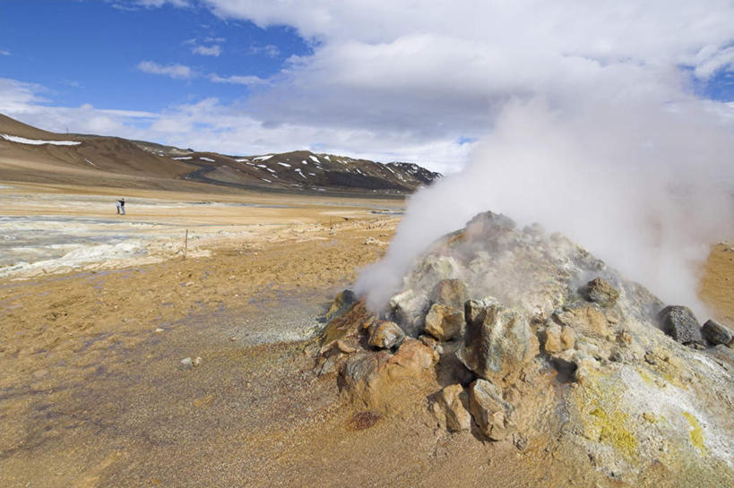 西方人,两个人,站,横图,俯视,室外,白天,爱情,火山,石头,美景,温泉,雾,欧洲,冰岛,欧洲人,阴影,沸腾,服装,光线,化学,蒸汽,矿石,石子,影子,景观,泥土,土壤,云,云朵,水蒸气,雾气,浪漫,云彩,注视,休闲装,衣服,蓝色,白云,蓝天,天空,阳光,自然,晶体,天,观察,看,站着,休闲,温暖,温馨,休闲服,景色,恩爱,恋人,服饰,泉水,温和,晴朗,观看,气体,和睦,察看,关注,自然风光,北欧,冰岛共和国,蒸发,地热,罕见,矿物质,硫磺,荒僻,偏僻,偏远,硫黄,男人,男性,年轻男性,年轻女性,女人,女性,白种人,情侣,活火山,石块,死火山,休眠火山,岩石,晴空,站立,彩图,高角度拍摄,全身,伴侣,融洽
