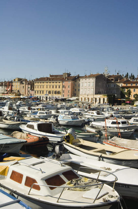 无人,家,码头,竖图,室外,白天,正面,度假,海浪,海洋,美景,植物,城市风光,城市,港口,船,欧洲,克罗地亚,许多,阴影,光线,影子,房屋,屋子,景观,浪花,游艇,很多,娱乐,楼房,住宅,树,树木,蓝色,绿色,倒影,蓝天,天空,阳光,自然,海水,交通工具,天,享受,休闲,景色,放松,生长,晴朗,成长,倒映,载具,海景,万里无云,克罗地亚共和国,反照,罗维尼,伊斯特利亚省,大海,风浪,海,海水的波动,近岸浪,涌浪,晴空,晴空万里,彩图,房子,摆渡口,埠头,渡口,渡头,港湾,海港,货运码头,口岸,商港