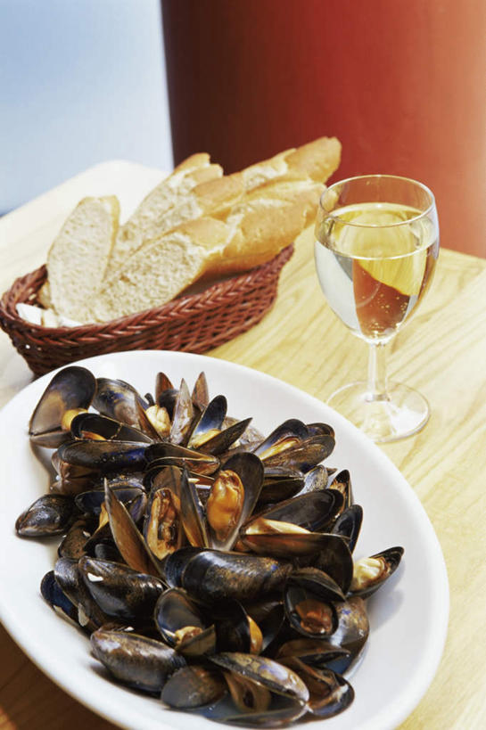 点心,面包,葡萄酒,无人,交叉,竖图,俯视,室内,白天,奢侈,快乐,桌子,竹子,杯子,贝壳,餐具,竹制,编织,木制,碟子,高脚杯,篮子,盘,食品,面点,浪漫,茶几,玻璃制品,酒,食物,糕点,饮料,盘子,酒杯,木制品,竹篮,碟,香槟,诱惑,河蚌,竹条,交织,竹制品,蚌,香槟杯,气泡酒,起泡酒,汽酒,水蚌,穿插,贝类外壳,软体动物外壳,玻璃杯,彩图,高角度拍摄,高兴,欢笑