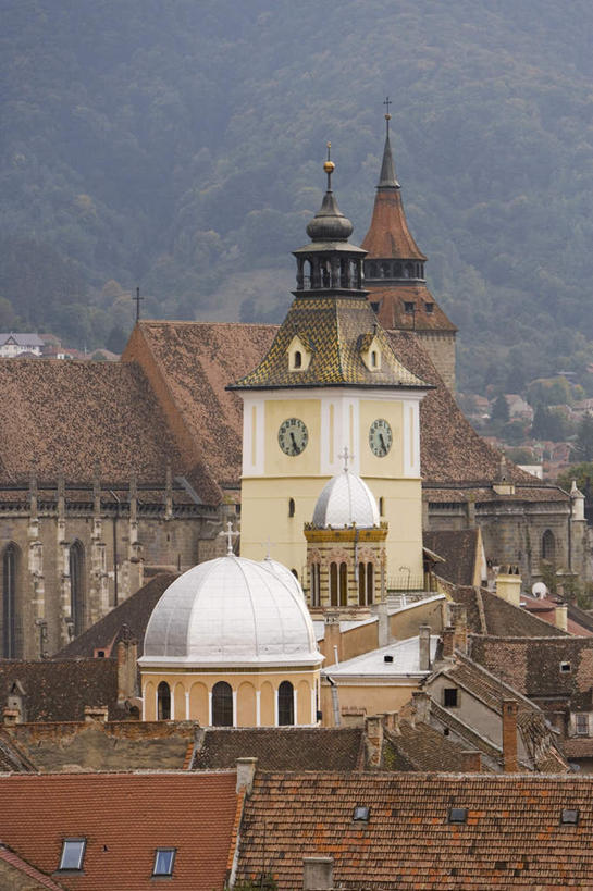 无人,家,教堂,竖图,俯视,室外,白天,度假,兴奋,热情,美景,山,山脉,树林,植物,窗户,城市风光,城市,玻璃,欧洲,罗马尼亚,许多,阴影,节日,时间,光线,时钟,瓦片,影子,房屋,墙,屋顶,屋子,景观,山峰,山峦,很多,开放,计时,顶棚,瓦,文化,娱乐,楼房,玻璃窗,墙壁,墙面,住宅,玻璃制品,树,树木,红色,绿色,阳光,自然,钟表,群山,祈祷,享受,休闲,健康,温暖,表,景色,奔放,放松,活力,积极,激情,许愿,宗教,建造,信仰,朝气,茂盛,生长,成长,纪念,暖色,祈求,连绵,繁茂,吉祥,绵延,生命,饱满,信念,东欧,屋瓦,兴旺,革命,热烈,赤色,昌盛,充实,斗志,喜气,主动,特兰西瓦尼亚,绵亘,昌隆,畅旺,发达,蕃芜,繁盛,富强,隆盛,蓬勃,旺盛,兴隆,兴盛,郁勃,布拉索夫,布拉索夫县,平安,钟,彩图,高角度拍摄,欢乐,房子,大教堂,礼拜堂