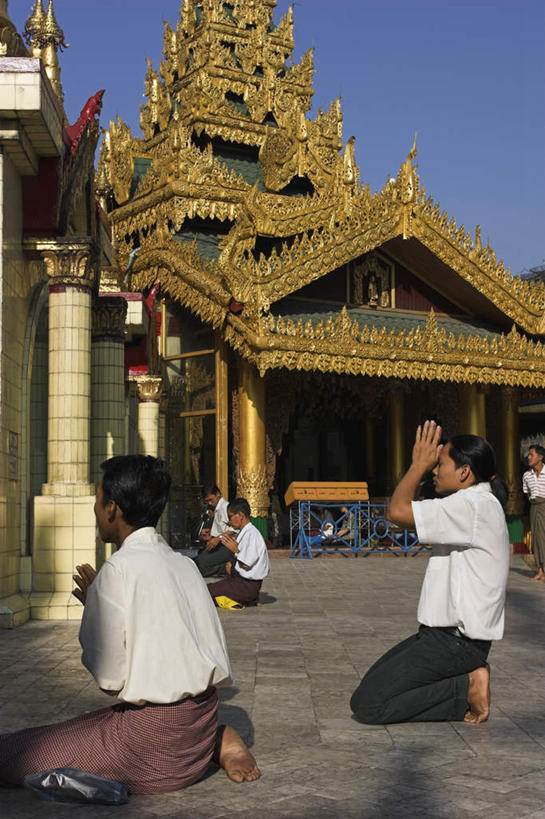 东方人,广场,寺庙,跪,竖图,室外,白天,侧面,旅游,度假,美景,城市风光,标志建筑,城市,地标,建筑,雕塑,缅甸,亚洲,五个人,许多,阴影,服装,节日,艺术,装饰,雕刻,雕像,影子,柱子,景观,塔,很多,许多人,祝福,注视,休闲装,黄种人,光脚,文化,娱乐,建设,宝塔,虔诚,衣服,工艺品,庙宇,观察,看,祈祷,双手合十,一群人,享受,休闲,健康,赤脚,休闲服,金色,旅游胜地,景色,放松,许愿,宗教,服饰,东南亚,信仰,观看,纪念,华丽,修饰,祈求,美术,点缀,察看,富贵,关注,主题,感谢,陈列,忠诚,合十礼,合掌礼,合十,莲华合掌,感恩,缅甸联邦,仰光大金塔,功能,美学,仰光大金寺,雪德宫大金塔,大金塔,衬托,美观,雅致,雅观,富丽,名誉,荣华,浮图,浮屠,虔敬,瑞大光塔,瑞光大金塔,平安,男人,男性,中年男性,亚洲人,跪着,彩图,全身,庙,寺,仰光