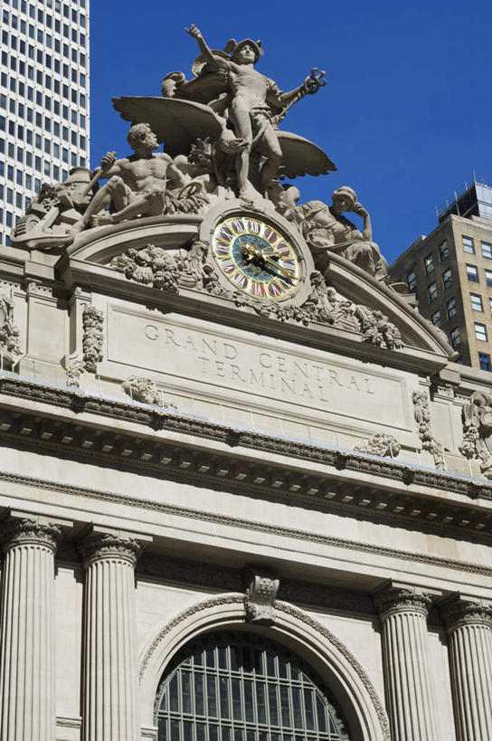 无人,高楼大厦,竖图,室外,白天,仰视,度假,办公楼,美景,城市风光,城市,大厦,建筑,摩天大楼,写字楼,雕塑,纽约,美国,阴影,艺术,装饰,时间,光线,雕刻,雕像,时钟,影子,柱子,景观,曼哈顿,计时,娱乐,中央车站,蓝色,蓝天,天空,阳光,工艺品,钟表,楼宇,天,享受,休闲,表,商务楼,景色,放松,晴朗,纪念,美术,北美,北美洲,主题,美洲,陈列,纽约州,万里无云,帝国之州,帝国州,功能,美学,北亚美利加洲,亚美利加洲,塔钟,大广场车站,大中央车站,大中央火车总站,钟,晴空,晴空万里,彩图,低角度拍摄,大楼,高层建筑,高楼,摩天楼,曼哈顿岛