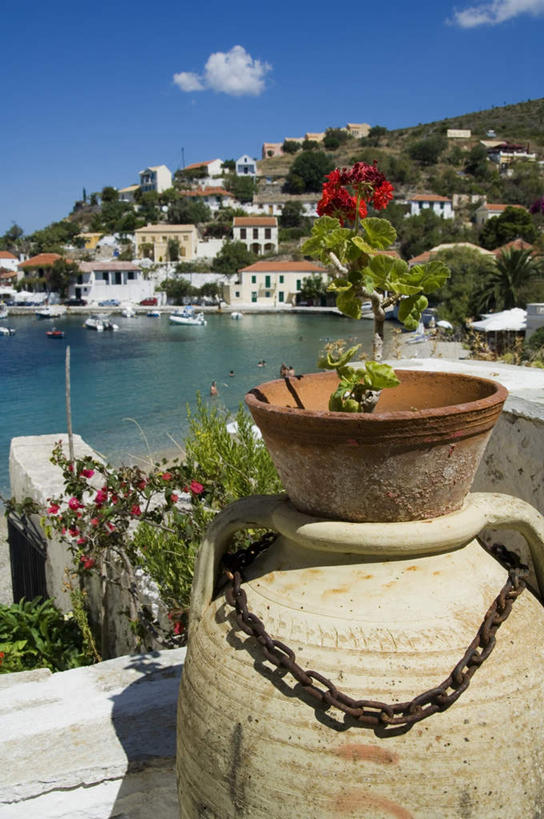 无人,家,竖图,室外,白天,正面,旅游,度假,草地,草坪,河流,美景,山,山脉,水,植物,船,希腊,欧洲,阴影,盛开,光线,影子,陶瓷,房屋,屋子,河水,景观,山峰,水流,云,云朵,游艇,陶瓷制品,山峦,花蕾,云彩,娱乐,楼房,住宅,草,花,花瓣,花朵,鲜花,树,树木,蓝色,绿色,白云,蓝天,天空,阳光,自然,交通工具,群山,天,花苞,花蕊,享受,休闲,景色,放松,铁链,生长,晴朗,成长,自然风光,载具,希腊共和国,阿索斯,晴空,彩图,房子