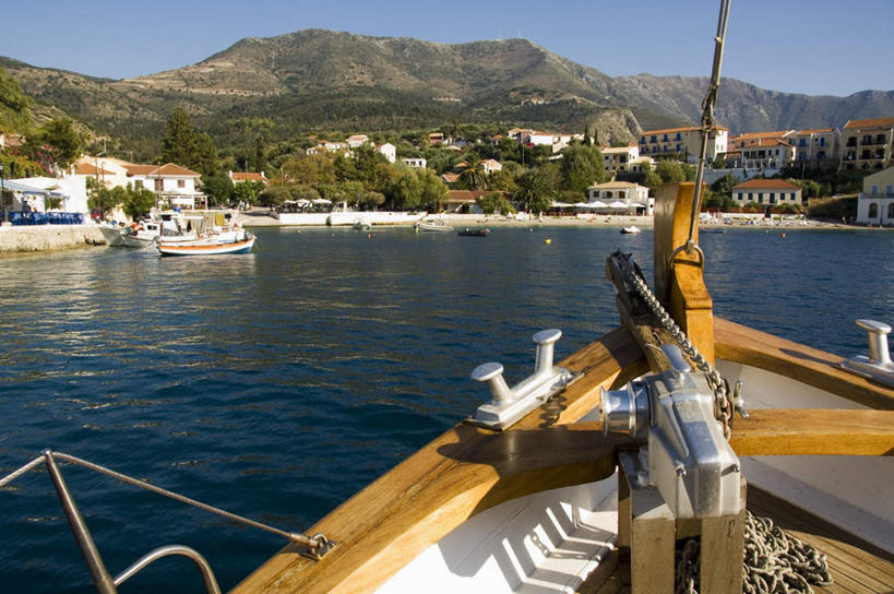 无人,家,横图,室外,白天,正面,旅游,度假,海浪,海洋,美景,山,山脉,树林,植物,船,希腊,欧洲,阴影,光线,影子,房屋,屋子,景观,浪花,山峰,游艇,山峦,娱乐,楼房,住宅,树,树木,蓝色,绿色,蓝天,天空,阳光,自然,海水,交通工具,群山,天,享受,休闲,景色,放松,生长,晴朗,成长,自然风光,载具,海景,希腊共和国,万里无云,阿索斯,大海,风浪,海,海水的波动,近岸浪,涌浪,晴空,晴空万里,彩图,房子