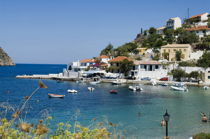 西方人,家,站,横图,室外,白天,正面,泳装,比基尼,爱情,度假,岛屿,海浪,海洋,美景,山,山脉,植物,城市风光,城市,路灯,船,汽车,蒲公英,照明,希腊,欧洲,欧洲人,阴影,光线,影子,房屋,屋子,岛,景观,浪花,山峰,灯光,游艇,山峦,许多人,注视,娱乐,楼房,住宅,车,灯,树,树木,蓝色,绿色,蓝天,天空,阳光,自然,海水,交通工具,轿车,群山,天,观察,看,站着,一群人,享受,休闲,景色,放松,生长,晴朗,成长,观看,照亮,察看,照明设备,关注,自然风光,载具,海景,希腊共和国,万里无云,开朗,阿索斯,男人,男性,年轻男性,年轻女性,女人,女性,白种人,大海,风浪,海,海水的波动,近岸浪,列岛,群岛,涌浪,诸岛,晴空,晴空万里,蒲公草,尿床草,站立,彩图,全身,三点式,泳衣,房子