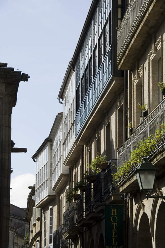 无人,家,露台,竖图,室外,白天,仰视,度假,美景,阳台,城市风光,城市,酒店,路灯,叶子,照明,西班牙,欧洲,阴影,光线,影子,房屋,屋子,景观,拱门,灯光,绿叶,娱乐,楼房,住宅,灯,蓝色,蓝天,天空,阳光,天,享受,休闲,嫩叶,景色,放松,晴朗,照亮,照明设备,南欧,万里无云,西班牙王国,圣地亚哥.德孔波斯特拉古城,加利西亚,加利西亚自治区,叶,叶片,晴空,晴空万里,彩图,低角度拍摄,房子,露天阳台,旅店