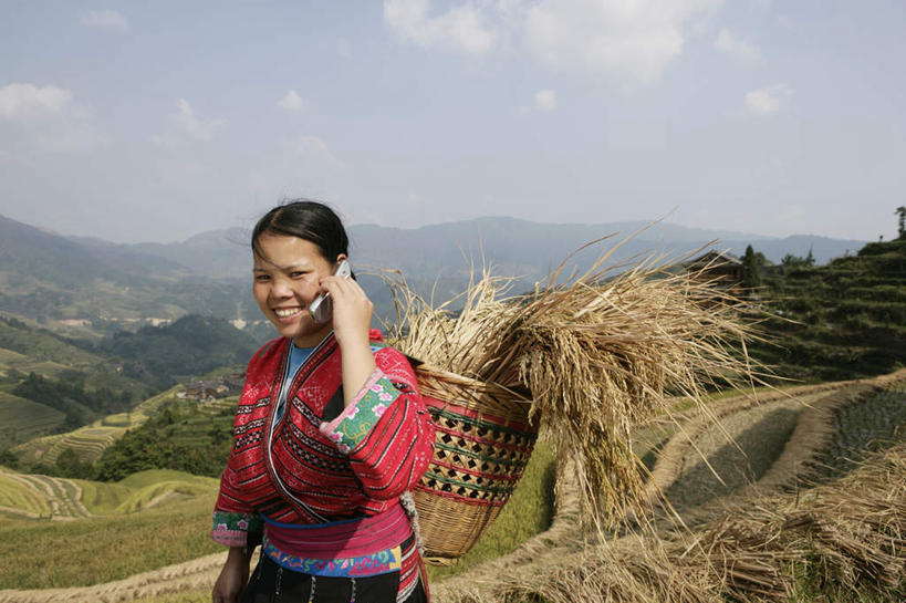 东方人,背,一个人,农田,站,笑,打电话,交叉,微笑,露齿笑,横图,室外,白天,正面,民族服装,庄稼,梯田,农作物,草地,草坪,山,山脉,植物,竹子,电话,手机,亚洲,仅一个年轻女性,仅一个女性,仅一个人,握,阴影,竹制,曲折,弯曲,编织,光线,篮子,影子,山峰,云,云朵,谷物,山峦,拿,云彩,拿着,注视,黄种人,通讯设备,少数民族,草,树,树木,蓝色,绿色,白云,蓝天,天空,阳光,自然,竹篮,群山,天,背着,观察,看,站着,稻谷,稻子,握着,蜿蜒,生长,晴朗,成长,观看,竹条,交织,察看,竹制品,关注,瑶族,背负,穿插,交流,年轻女性,女人,女性,亚洲人,晴空,沟通,通话,站立,半身,彩图,传统服装,民俗服,耕地,庄稼田