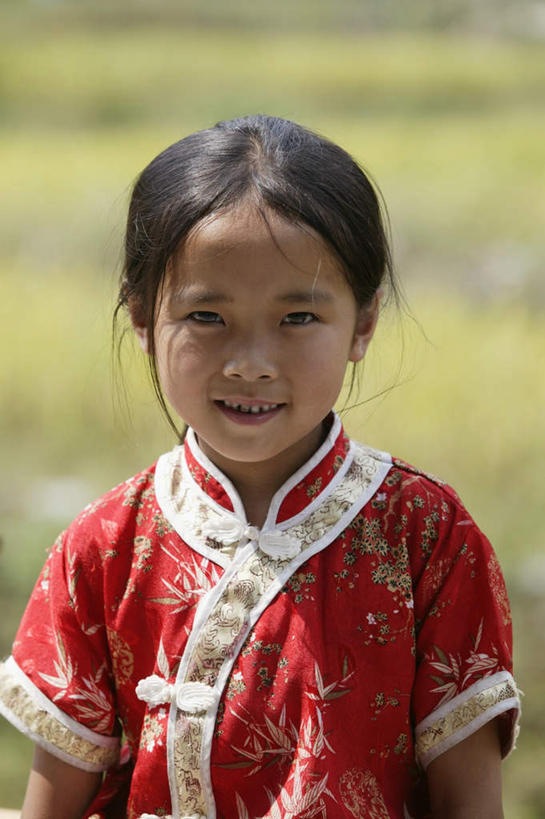 东方人,儿童,脸,头,脸颊,一个人,站,笑,微笑,露齿笑,竖图,室外,特写,白天,正面,民族服装,纯洁,草地,草坪,植物,亚洲,仅一个女性,仅一个人,阴影,旗袍,朦胧,模糊,光线,影子,注视,黄种人,文化,少数民族,肩膀,草,小孩,绿色,阳光,观察,看,站着,仅一个小孩,可爱,童年,童趣,观看,察看,关注,中国文化,童真,烂漫,无邪,瑶族,天真,女孩,女人,女性,亚洲人,孩子,头部,脸部,脸蛋,面部,站立,半身,彩图,传统服装,民俗服,女生,传统文化
