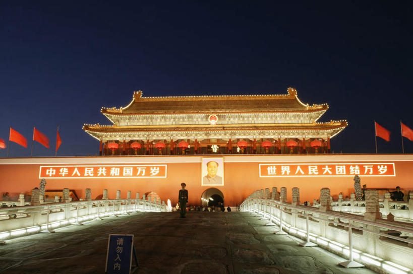 东方人,一个人,天安门,栏杆,站,横图,室外,夜晚,正面,制服,旅游,度假,石头,名胜古迹,标志建筑,地标,建筑,旗帜,照明,北京,天安门广场,中国,亚洲,仅一个男性,仅一个人,仅一个中年男性,一排,许多,吊挂,悬挂,阴影,遗迹,整齐,飘扬,光线,毛泽东,标志,灯笼,石子,文字,影子,纸灯笼,字符,墙,建筑群,围栏,桥,灯光,首都,很多,挂,注视,黄种人,古迹,文物,娱乐,标识,旗子,建设,古建筑,石桥,护栏,拱桥,墙壁,墙面,栈桥,排列,衣服,蓝色,蓝天,天空,灯具,天,观察,看,站着,享受,休闲,汉字,旅游胜地,放松,主席,拱形,观看,飘逸,人行桥,石拱桥,军人,照亮,察看,领导,军装,照明设备,队列,关注,中文,飞扬,军服,毛主席,古文明,东亚,中华人民共和国,北京市,京,北平,华北地区,国文,华文,旌旗,旗号,二十八画生,润之,诗人,石三伢子,咏芝,革命家,理论家,首脑,战略家,男人,男性,中年男性,亚洲人,石块,站立,彩图,全身