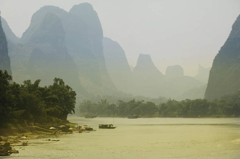 无人,横图,室外,白天,正面,旅游,度假,河流,石头,美景,山,山脉,树林,水,植物,雾,船,中国,亚洲,波纹,飞溅,朦胧,模糊,溅,石子,液体,河水,景观,山顶,山峰,水滴,水流,木船,山峦,娱乐,水珠,树,树木,蓝色,绿色,倒影,蓝天,水纹,天空,自然,船尾波,交通工具,波浪,群山,天,享受,休闲,景色,放松,生长,晴朗,成长,广西,迷雾,倒映,舟,喷洒,自然风光,载具,东亚,龙胜,龙脊梯田,万里无云,广西壮族自治区,中华人民共和国,桂,华南地区,颠峰,极峰,反照,龙胜各族自治县,和平乡,龙胜梯田,平安村,石块,岩石,大雾,晴空,晴空万里,彩图