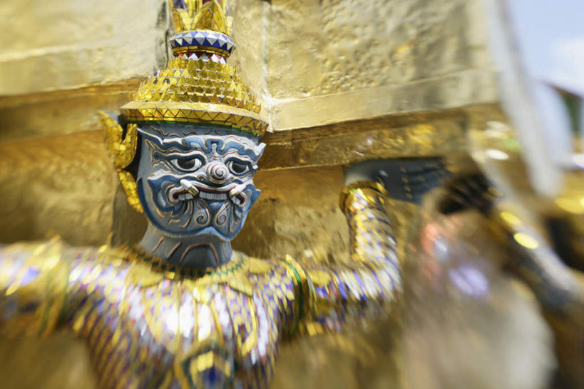 无人,寺庙,站,伸展双臂,横图,彩色,室外,特写,白天,侧面,旅游,度假,标志建筑,地标,建筑,雕塑,曼谷,泰国,亚洲,阴影,节日,朦胧,模糊,艺术,装饰,光线,雕刻,雕像,影子,首都,燃烧,注视,文化,娱乐,建设,阳光,香火,工艺品,庙宇,观察,看,祈祷,站着,享受,休闲,健康,金色,旅游胜地,放松,许愿,宗教,东南亚,信仰,观看,纪念,五颜六色,祈求,美术,色彩斑斓,察看,富贵,关注,主题,五彩缤纷,陈列,忠诚,泰国大皇宫,泰王国,功能,美学,五彩斑斓,富丽,名誉,荣华,五光十色,平安,敞开双臂,伸开双臂,展开双肩,站立,张开手臂,张开双臂,半身,彩图,庙,寺