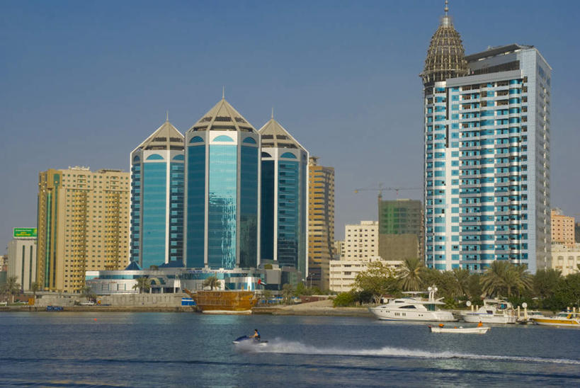 东方人,一个人,高楼大厦,站,横图,室外,白天,侧面,度假,办公楼,海浪,海洋,美景,植物,城市风光,城市,大厦,建筑,摩天大楼,写字楼,船,亚洲,仅一个男性,仅一个人,阴影,波纹,飞溅,服装,溅,光线,液体,影子,景观,浪花,水滴,游艇,注视,休闲装,黄种人,娱乐,水珠,树,树木,仅一个年轻男性,衣服,蓝色,绿色,蓝天,水纹,天空,阳光,自然,海水,船尾波,楼宇,交通工具,波浪,天,观察,看,站着,享受,休闲,休闲服,商务楼,景色,放松,服饰,生长,晴朗,成长,观看,察看,中东,关注,喷洒,载具,海景,万里无云,沙迦酋长国,阿拉伯,男人,男性,年轻男性,亚洲人,大海,风浪,海,海水的波动,近岸浪,涌浪,晴空,晴空万里,站立,彩图,全身,大楼,高层建筑,高楼,摩天楼