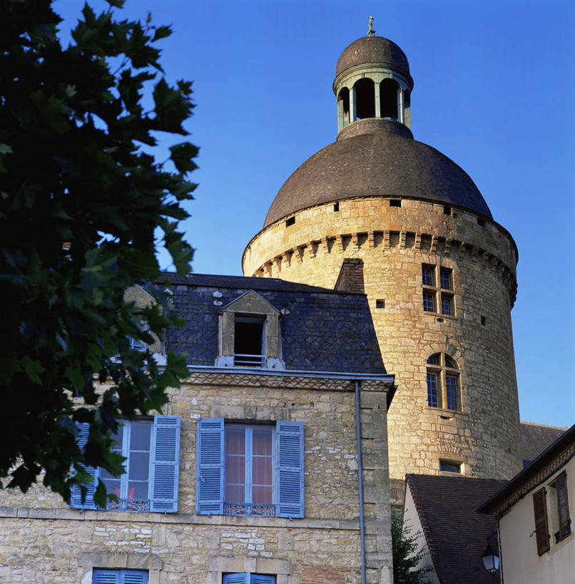 无人,教堂,竖图,室外,白天,仰视,旅游,度假,植物,标志建筑,地标,建筑,法国,欧洲,节日,文化,娱乐,建设,树,树木,蓝色,绿色,蓝天,天空,自然,天,祈祷,享受,休闲,健康,旅游胜地,放松,许愿,宗教,信仰,生长,晴朗,成长,纪念,祈求,信念,万里无云,法兰西共和国,阿基坦,法兰西第五共和国,多尔多涅省,亚魁当,阿基坦大区,多尔多涅,平安,晴空,晴空万里,彩图,低角度拍摄,大教堂,礼拜堂