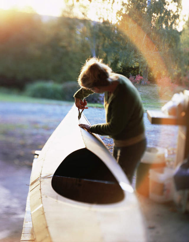 皮划艇,西方人,一个人,站,竖图,室外,白天,侧面,植物,船,欧洲,欧洲人,仅一个年轻女性,仅一个女性,仅一个人,握,阴影,朦胧,模糊,光线,工具,影子,拿,拿着,注视,树,树木,绿色,阳光,自然,交通工具,低头,观察,看,站着,握着,生长,成长,观看,修理,察看,关注,载具,补缀,修缮,对象,年轻女性,女人,女性,白种人,站立,半身,彩图
