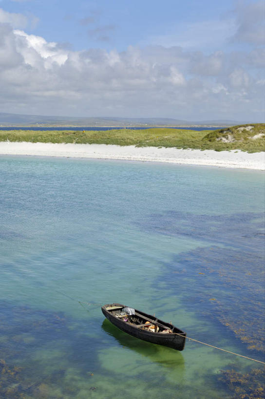 无人,横图,俯视,室外,白天,旅游,度假,草地,草坪,海浪,海洋,美景,植物,船,爱尔兰,欧洲,一艘,景观,浪花,云,云朵,木船,云彩,娱乐,草,蓝色,绿色,白云,蓝天,天空,自然,海水,交通工具,天,享受,休闲,景色,放松,晴朗,舟,西欧,自然风光,载具,海景,爱尔兰共和国,康诺特省,大海,风浪,海,海水的波动,近岸浪,涌浪,晴空,彩图,高角度拍摄