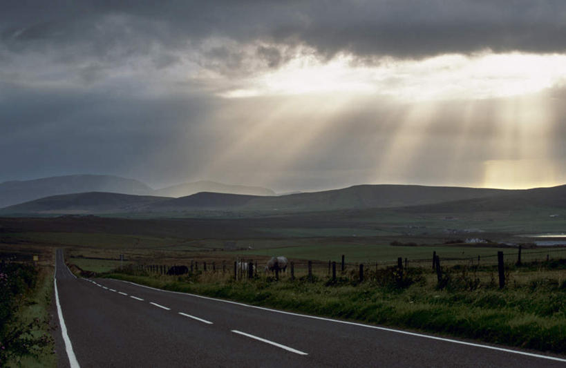 无人,横图,室外,白天,正面,旅游,度假,草地,草坪,美景,山,山脉,树林,植物,道路,路,公路,英国,欧洲,阴影,生气,梦幻,发光,光束,光线,影子,景观,山峰,云,云朵,交通,光亮,山峦,云彩,娱乐,苏格兰,草,树,树木,蓝色,绿色,白云,蓝天,天空,阳光,自然,群山,天,享受,休闲,景色,放松,活力,茂盛,生长,晴朗,成长,生机,连绵,繁茂,绵延,未来,西欧,发亮,自然风光,大不列颠,憧憬,大不列颠及北爱尔兰联合王国,兴旺,大不列颠联合王国,日不落英帝国,昌盛,苏格兰王国,绵亘,昌隆,畅旺,发达,蕃芜,繁盛,富强,隆盛,蓬勃,旺盛,兴隆,兴盛,郁勃,活气,奥克尼群岛,晴空,马路,彩图