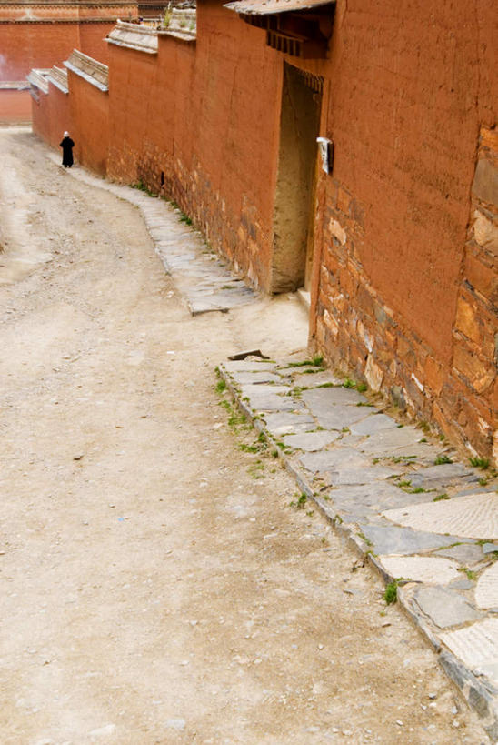 东方人,一个人,走,竖图,俯视,室外,白天,旅游,度假,名胜古迹,门,标志建筑,道路,地标,建筑,路,中国,亚洲,仅一个男性,仅一个人,仅一个中年男性,阴影,服装,节日,遗迹,光线,影子,墙,小路,交通,注视,休闲装,黄种人,古迹,文化,文物,娱乐,建设,古建筑,墙壁,墙面,衣服,阳光,门框,观察,看,祈祷,享受,休闲,健康,休闲服,旅游胜地,放松,许愿,宗教,服饰,信仰,乡间小路,观看,纪念,祈求,察看,基督教,关注,天主教,修道院,信念,古文明,东亚,甘肃,甘肃省,夏河县,中华人民共和国,省会,西北地区,甘,神学院,修院,隐修院,夏河,平安,男人,男性,中年男性,亚洲人,步行,散步,走路,彩图,高角度拍摄,全身