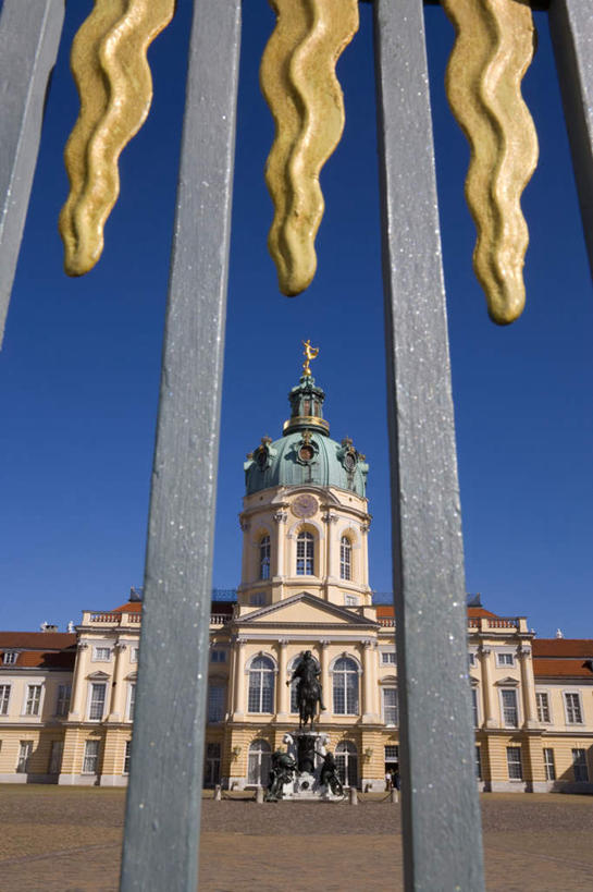 无人,家,宫殿,竖图,室外,白天,仰视,旅游,度假,名胜古迹,别墅,窗户,门,标志建筑,地标,建筑,雕塑,德国,欧洲,阴影,遗迹,艺术,装饰,时间,光线,雕刻,雕像,时钟,影子,房屋,墙,屋子,公寓,首都,计时,古迹,文物,娱乐,建设,古建筑,洋房,楼房,柏林,玻璃窗,墙壁,墙面,住宅,蓝色,蓝天,天空,阳光,工艺品,门框,钟表,天,享受,休闲,金色,表,旅游胜地,放松,晴朗,纪念,美术,富贵,西欧,主题,陈列,古文明,忠诚,万里无云,德意志联邦共和国,功能,美学,塔钟,富丽,名誉,荣华,柏林州,夏洛腾堡宫,夏洛滕堡宫,钟,晴空,晴空万里,彩图,低角度拍摄,房子