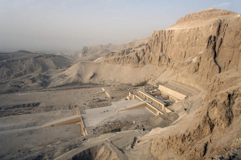 无人,横图,俯视,室外,白天,旅游,度假,石头,名胜古迹,山,山脉,标志建筑,城市,地标,建筑,非洲,埃及,阴影,遗迹,光线,石子,影子,墙,山峰,云,云朵,神庙,山峦,云彩,古迹,文物,娱乐,建设,古建筑,墙壁,墙面,蓝色,白云,蓝天,天空,阳光,群山,天,享受,休闲,旅游胜地,放松,晴朗,神殿,古埃及,古文明,北非,首府,卢克索,阿拉伯埃及共和国,金字塔之国,棉花之国,阿非利加洲,卢克索省,哈采普苏特神庙,哈特舍普苏特神庙,哈特谢普苏特神殿,哈特谢普苏特神庙,哈谢普苏神殿,哈谢普苏神庙,哈兹海普苏特女王殿,海普苏特神殿,海普苏特神庙,海普苏特王后神庙,赫雀瑟神庙,女王神殿,女王神庙,普苏特神殿,普苏特神庙,石块,岩石,晴空,彩图,高角度拍摄