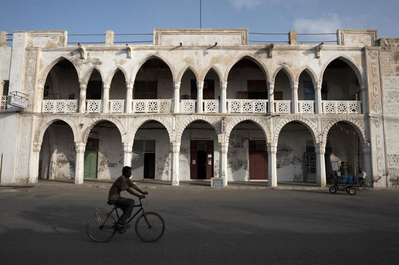 西方人,一个人,家,栏杆,露台,坐,摸,横图,室外,白天,侧面,旅游,度假,美景,阳台,城市风光,标志建筑,城市,地标,建筑,欧洲,非洲,厄立特里亚,黑人,欧洲人,仅一个男性,仅一个人,抚摸,握,阴影,光线,影子,房屋,墙,屋子,景观,公寓,围栏,拿,拿着,注视,娱乐,建设,洋房,护栏,楼房,墙壁,墙面,住宅,仅一个年轻男性,蓝色,蓝天,天空,阳光,天,观察,看,享受,休闲,景色,放松,握着,观看,察看,关注,阿非利加洲,厄立特里亚国,男人,男性,年轻男性,非洲人,触摸,接触,坐着,彩图,全身,房子,露天阳台