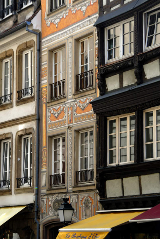 无人,家,栏杆,竖图,室外,白天,正面,度假,绘画,美景,窗户,城市风光,城市,路灯,照明,法国,欧洲,一排,阴影,艺术,整齐,装饰,光线,影子,房屋,墙,屋顶,屋子,景观,公寓,围栏,灯光,顶棚,文化,娱乐,洋房,护栏,楼房,玻璃窗,壁画,墙壁,墙面,住宅,灯,排列,阳光,享受,休闲,景色,放松,遮阳棚,华丽,修饰,照亮,点缀,照明设备,阿尔萨斯,队列,法兰西共和国,衬托,美观,雅致,雅观,法兰西第五共和国,斯特拉斯堡,阿尔萨斯大区,画画,彩图,房子