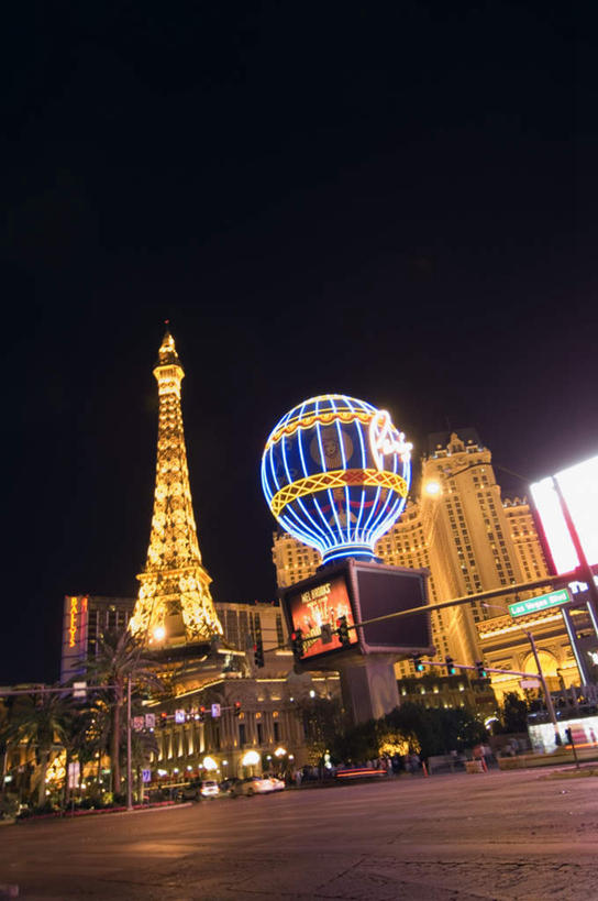 无人,高楼大厦,竖图,室外,夜晚,仰视,度假,安全,美景,植物,城市风光,城市,大厦,道路,建筑,酒店,路,路灯,摩天大楼,汽车,照明,美国,景观,拱门,小路,灯光,信号灯,交通,娱乐,建设,车,灯,树,树木,绿色,自然,交通工具,轿车,享受,休闲,景色,放松,警示,生长,成长,照亮,北美,北美洲,照明设备,提示,载具,美洲,流通,内华达州,交通信号灯,拉斯维加斯,北亚美利加洲,亚美利加洲,内华达,北美艾灌木丛州,产银之州,银山州,银之州,赌城,拉斯韦加斯,巴黎大酒店,彩图,低角度拍摄,大楼,高层建筑,高楼,旅店,摩天楼