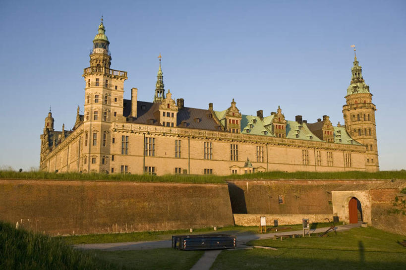 无人,横图,室外,白天,仰视,旅游,度假,草地,草坪,植物,标志建筑,道路,地标,建筑,路,丹麦,欧洲,阴影,光线,影子,堡垒,城堡,小路,交通,娱乐,建设,草,蓝色,绿色,蓝天,天空,阳光,天,享受,休闲,旅游胜地,放松,晴朗,要塞,北欧,万里无云,丹麦王国,设防,赫尔辛格,克隆堡宫,晴空,晴空万里,彩图,低角度拍摄