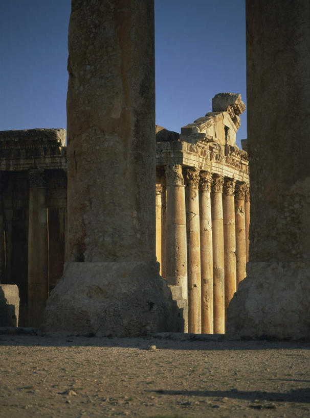 无人,竖图,室外,白天,正面,旅游,度假,名胜古迹,标志建筑,地标,建筑,黎巴嫩,亚洲,一排,阴影,遗迹,整齐,光线,影子,柱子,古迹,破坏,文物,娱乐,建设,古建筑,排列,蓝色,蓝天,天空,阳光,天,享受,休闲,旅游胜地,放松,晴朗,损坏,队列,毁坏,西亚,古文明,万里无云,黎巴嫩共和国,晴空,晴空万里,彩图