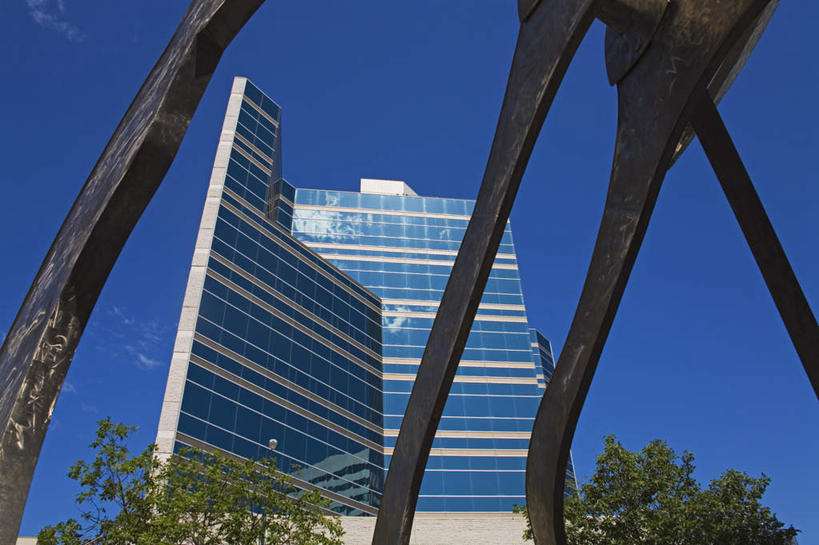 无人,高楼大厦,横图,室外,白天,仰视,度假,美景,植物,城市风光,城市,大厦,建筑,摩天大楼,加拿大,阴影,光线,影子,景观,娱乐,建设,树,树木,蓝色,绿色,蓝天,天空,阳光,自然,天,享受,休闲,景色,放松,生长,晴朗,成长,北美,北美洲,美洲,万里无云,省会,北亚美利加洲,亚美利加洲,马尼托巴,马尼托巴省,曼尼托巴省,温尼伯,晴空,晴空万里,彩图,低角度拍摄,大楼,高层建筑,高楼,摩天楼