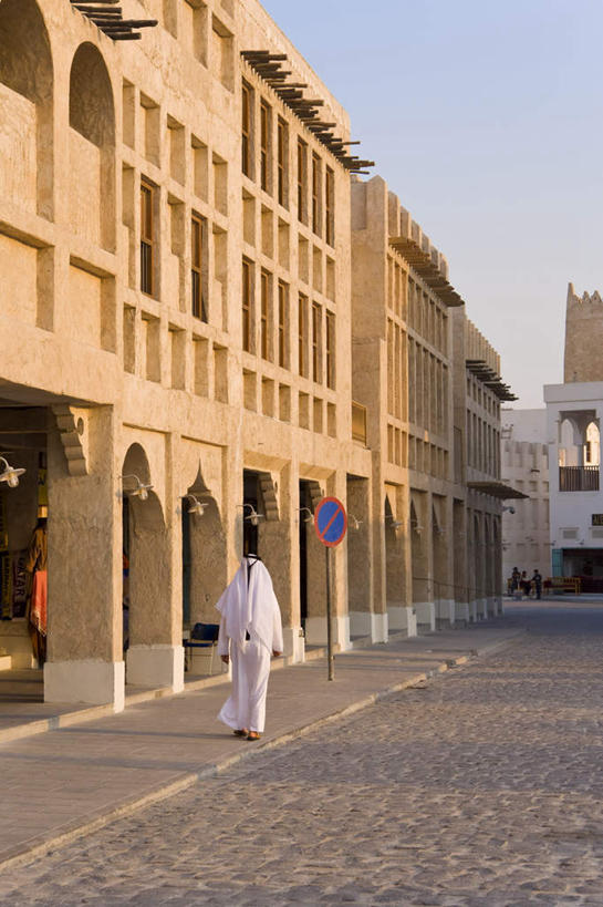 东方人,一个人,家,走,竖图,室外,白天,度假,美景,城市风光,城市,卡塔尔,亚洲,仅一个男性,仅一个人,阴影,光线,影子,房屋,屋子,景观,首都,警告,黄种人,娱乐,楼房,住宅,仅一个年轻男性,背面,蓝色,蓝天,天空,阳光,天,享受,休闲,景色,放松,警示,晴朗,禁止,提醒,提示,限制,西亚,多哈,万里无云,卡塔尔国,贝达,危险,男人,男性,年轻男性,亚洲人,晴空,晴空万里,步行,散步,走路,彩图,全身,房子