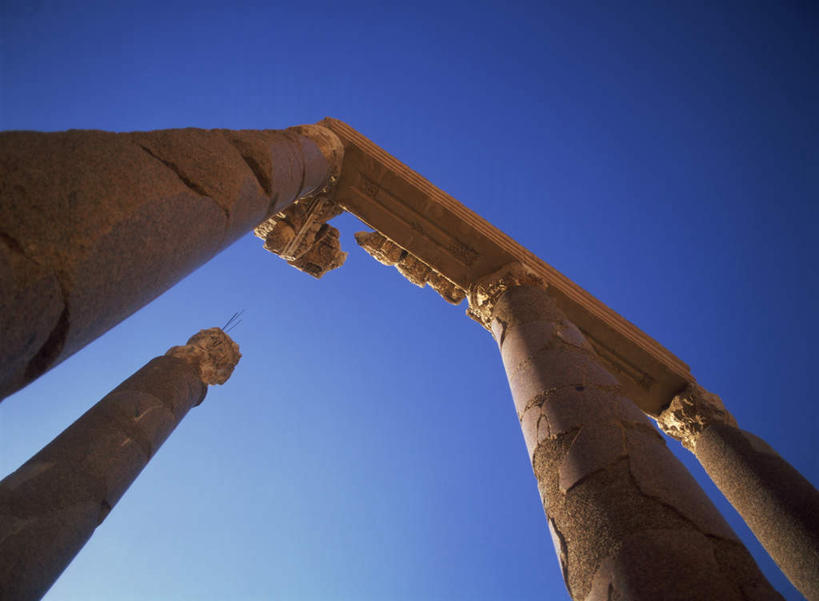 无人,横图,室外,白天,仰视,旅游,度假,名胜古迹,标志建筑,地标,建筑,黎巴嫩,亚洲,一排,阴影,遗迹,整齐,光线,影子,柱子,古迹,文物,娱乐,建设,古建筑,排列,蓝色,蓝天,天空,阳光,天,享受,休闲,旅游胜地,放松,晴朗,队列,西亚,古文明,万里无云,黎巴嫩共和国,晴空,晴空万里,彩图,低角度拍摄