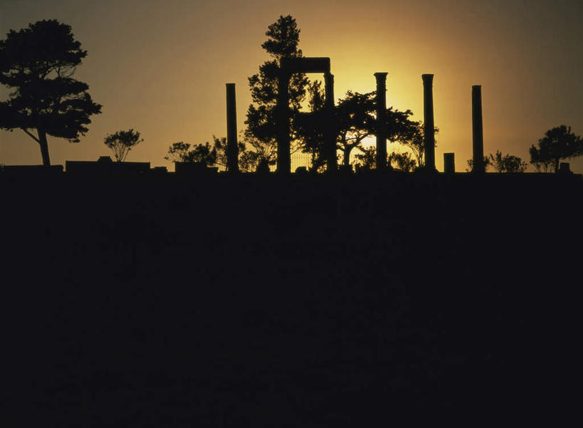 无人,横图,室外,白天,正面,旅游,度假,石头,名胜古迹,日落,植物,标志建筑,地标,建筑,黎巴嫩,亚洲,一排,许多,遗迹,整齐,石子,柱子,晚霞,霞光,落日,很多,背光,古迹,文物,娱乐,建设,古建筑,废墟,树,树木,排列,绿色,自然,黄昏,享受,休闲,旅游胜地,彩霞,放松,生长,成长,队列,西亚,逆光,古文明,夕照,黎巴嫩共和国,石块,岩石,夕阳,彩图,斜阳