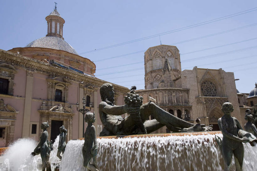 无人,家,教堂,横图,室外,白天,正面,旅游,度假,名胜古迹,瀑布,水,标志建筑,地标,建筑,路灯,照明,雕塑,欧洲,阴影,飞溅,节日,遗迹,艺术,装饰,溅,电力,光线,电线,雕刻,雕像,线,液体,影子,房屋,屋子,水滴,建筑群,灯光,电能,线路,古迹,文化,文物,娱乐,建设,古建筑,楼房,住宅,灯,水珠,蓝色,蓝天,天空,阳光,工艺品,天,祈祷,享受,休闲,健康,旅游胜地,放松,许愿,宗教,信仰,晴朗,纪念,电,电源,电源线,祈求,照亮,美术,基督教,照明设备,南欧,喷洒,天主教,主题,能量,陈列,信念,古文明,伊比利亚半岛,万里无云,功能,美学,伊比利亚,平安,跌水,晴空,晴空万里,彩图,房子,大教堂,礼拜堂